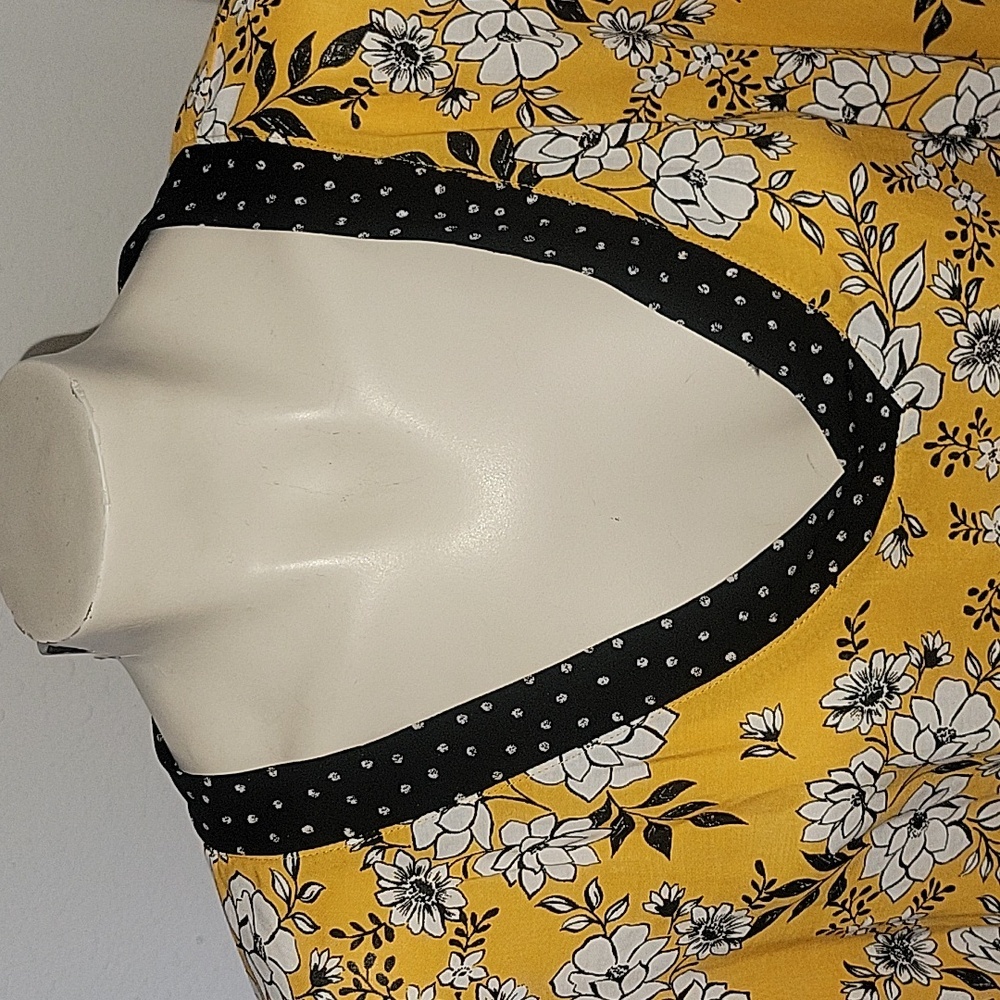 Democracy Womens 2X Mustard Yellow Floral V-Neck Front Tie Blouse WX70945SM - Picture 2 of 6